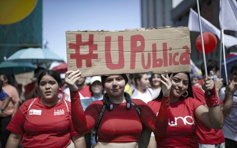 Estudiantes universitarios, profesores y trabajadores se manifiestan.