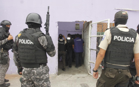 Operativo de la Policía Nacional en el bloque 6 de la cooperativa Unión de Bananeros.