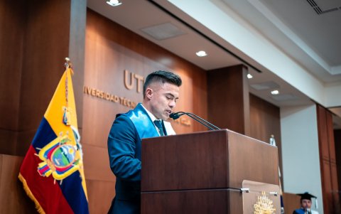 Jonny Uchuari en su discurso de graduación de abogado en Loja.