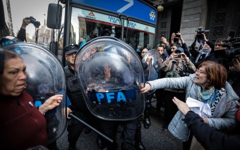 Miembros de la Policía Federal Argentina (PFA) y mujeres se enfrentan en una manifestación de jubilado.