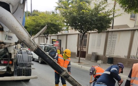 En esta primera fase se nivelaron 21 tapas en la Plaza Dañín. El Municipio ha anunciado nivelar otras 40 en una próxima fase.