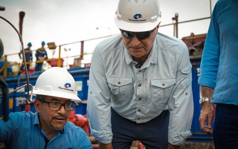 Antonio Goncalves (centro), ministro de Energía, durante el cierre del primer pozo del ITT.