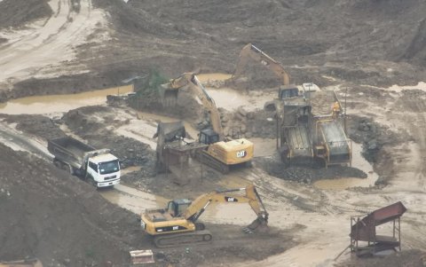 Tomas aéreas de excavaciones a pocas cuadras del casco urbano de Camilo Ponce Enríquez