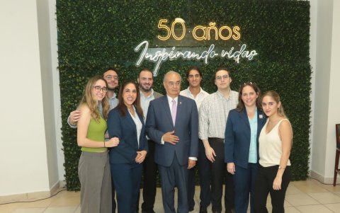 Valeria García, Xavier Molestina, Guiomar García, Abelardo García Meneses, Abelardo García Calderón, Andrés García Meneses, Leonardo Molestina, Daniela García Meneses y Victoria Elizalde.