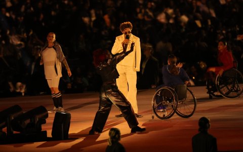 Lucky Love junto al grupo de baile Strict Society