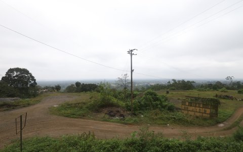 A la mitad de un cerro del sector denominado Muyuyacu, está la mina La Tormenta, una de las 15 infraestructuras que se estiman que hay en el altozano.