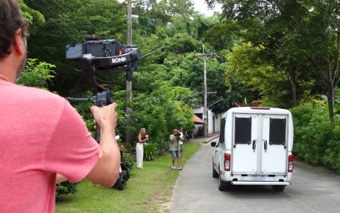 Un furgón policial transporta hasta el tribunal de Samui al español Daniel Sancho, condenado en Tailandia a cadena perpétua por el asesinato del colombiano Edwin Arrieta.