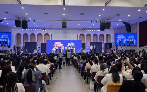 Certificados. El primer mandatario entregó diplomas simbólicos a estudiantes del Instituto Vicente Rocafuerte que culminó cursos técnicos apoyados por el MIES.
