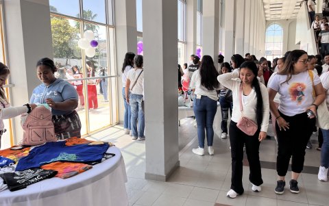 Iglesia. En el vestíbulo del Centro Cristiano de Guayaquil varias emprendedoras, que habían sido capacitadas en talleres del MIES, vendían sus productos.