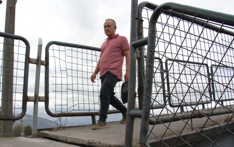 Puengasí. Un peligro debido a las estructuras oxidadas, entre las gradas y el borde del puente se abre un hueco que se convierte en un obstáculo difícil de sortear.