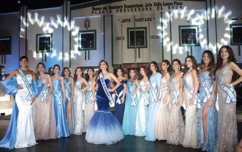 Sabine González, actual soberana, junto a las candidatas de Reina de Guayaquil.