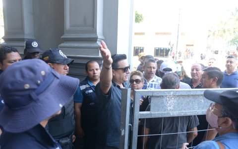 Intento. Un grupo de transportistas trató de ingresar al Concejo Cantonal, pero la seguridad se lo impidió.