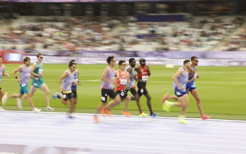 El ecuatoriano Jimmy Caicedo, cuarto binomio en competencia de derecha a izquierda, durante la prueba de los 5.000 metros planos, categoría T11.