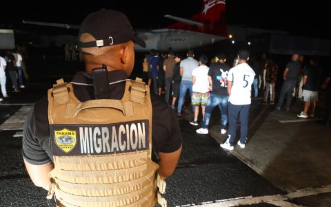 Ciudadanos de nacionalidad ecuatoriana son deportados este jueves 29 de agosto de 2024 desde el Aeropuerto Marcos A. Gelabert, en el lado Pacífico del canal de Panamá (Panamá), con destino a la ciudad portuaria de Manta, en Ecuador.