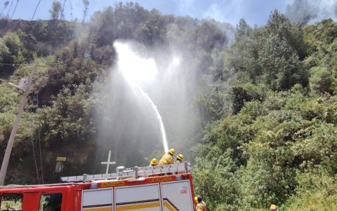 Bomberos y técnicos llegan al lugar para sofocar las llamas.