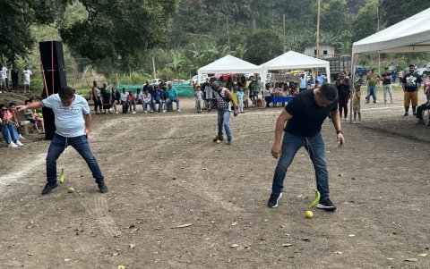 Otro jocoso juego, sobre todo por su nombre, fue el del huevo más largo.