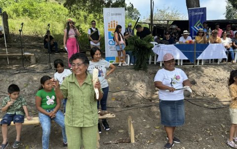 Las mujeres manabitas también participan de los juegos ancestrales, como es pelar la yuca con mayor rapidez.