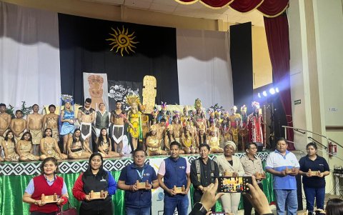 Los representantes de los colegios recibieron un reconocimiento.