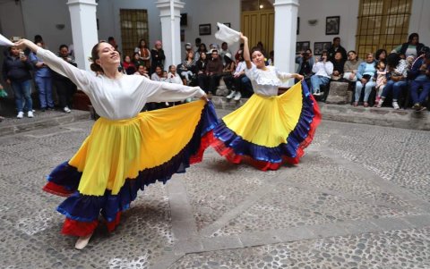 Los jóvenes buscan mantener sus raíces ancestrales mediante manifestaciones del arte y la danza..
