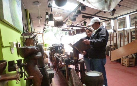 En toda el área se cuenta una historia ancestral mediante el arte y las vestimentas.