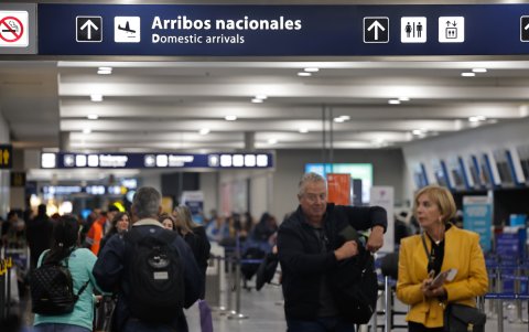 Personas el jueves 29 de agosto en el aeroparque de la Ciudad de Buenos Aires.