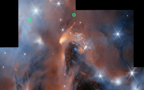 Imagen de la nebulosa  NGC1333 tomada por el telescopio espacial James Webb, en la que se observan tres de los seis objetos interestelares con masa planetaria.