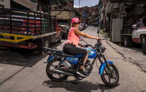 Ninoska Bello posando tras una clase sobre mecánica para motorizadas.