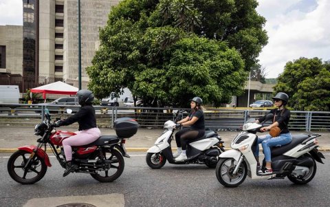 Mujeres en motocicletas luego de una clase de mecánica.