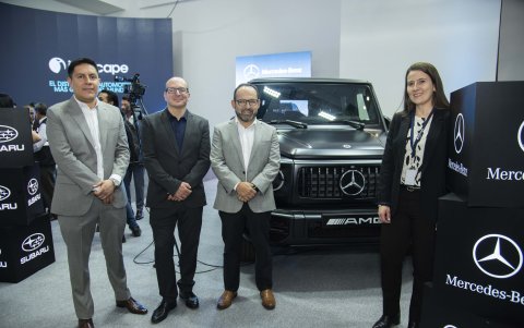 Pablo Burbano, Andrés Cordero, Fabricio Galeas y Camila Mejía, de Mercedes Benz.