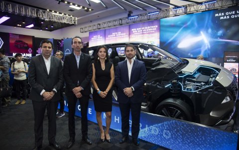 Alejandro Granja, Miguel Aguirre, Verónica Lasso y Yezid Jaramillo, de Nissan.