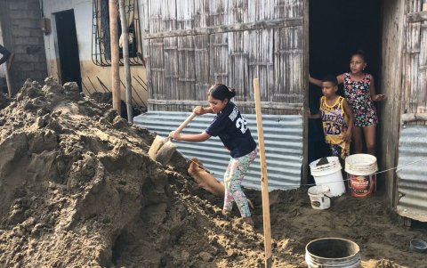 Los ciudadanos describen su calidad de vida como insostenible debido al lodo.