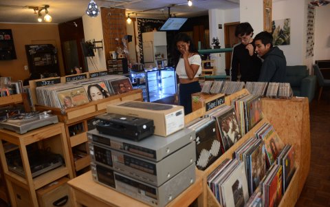 Jóvenes entre los 15 y 25 años es el público creciente de los vinilos.