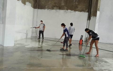 En 2021, niñas y padres remodelaron suelo, paredes y baños del Coliseo de Combates.