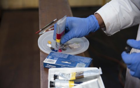 La intervención se lleva a cabo con elementos de la misma época en la que fue pintada.