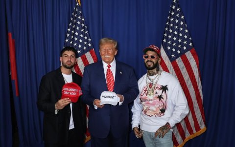 Durante el mitin, tanto Anuel AA como Justin Quiles usaron gorras con mensajes que hicieron eco de la campaña de Donald Trump.