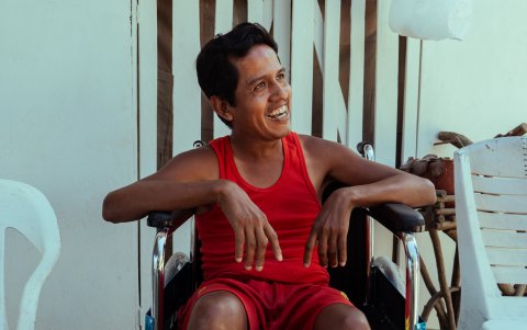 La ONG entrega sillas de ruedas a adultos mayores.