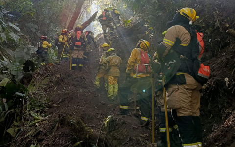 Los bomberos indican que han hecho todo lo humanamente posible para controlar el incendio.