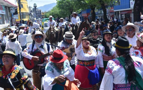Las personas recorrían las principales calles de Sangolquí cantando y bailando.