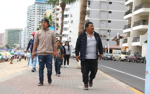 Quienes circulan por las calles de Salinas, transitan abrigados,