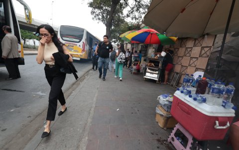 2. Esmog de vehículos. Los transportes pesados son los que más emiten humo tóxico.