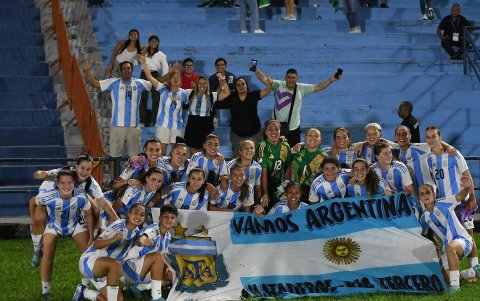 Kishi Núñez junto al equipo que hace pocos meses clasificó al Mundial.