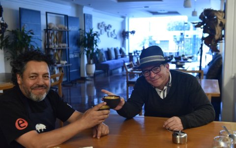 En el ajetreado mundo de la cocina, uno ve en Mauricio Acuña el valor de la pausa.
