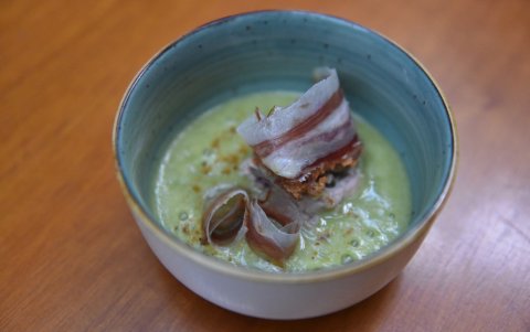 Crema de espinaca con cerdo y tocino