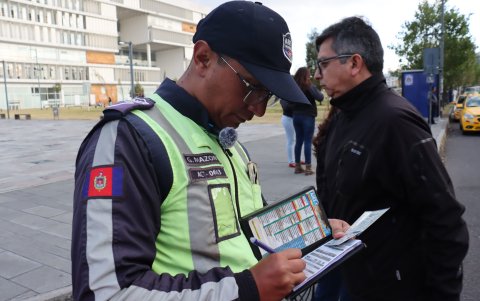 Citación. Los agentes solicitan la cédula y matrícula  del infractor y le entregan la notificación. El conductor tiene tres días para impugnar la sanción emitida.