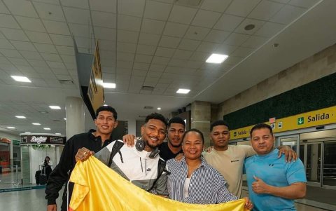 Michael Morales con su circulo familiar y amigos.