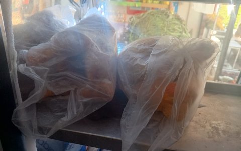 Una tienda que mantenía alimentos como sandías y pollos, en el baño del establecimiento,