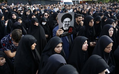 ARCHIVO. Ciudadanía iraní enlutada por la muerte de su presidente, mayo de 2024.