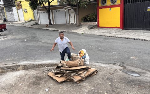 Irrespeto. Un hombre llamado Carlos arrojó cartones en una esquina, cercana a un centro infantil, en la ciudadela Martha de Roldós.