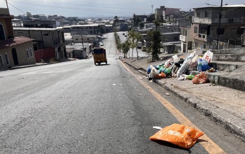 Suciedad. A lo largo de la de la loma Carlos Estarellas Merino, en la cooperativa Juan Montalvo, la basura abunda.