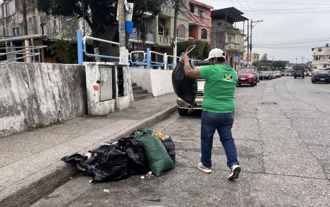 Prohibido. La basura no debe ser colocada ni en la calle ni en parterres ni en áreas verdes; estas deben estar al pie de las casas o sacarlas cuando pase Urvaseo.